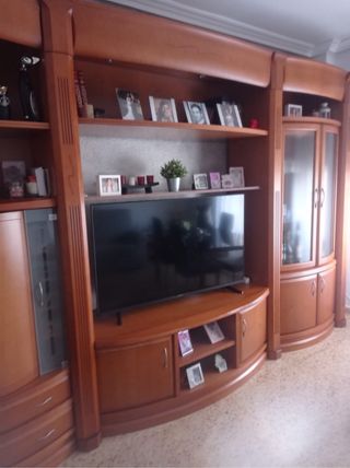 Mueble de comedor de madera y cristal