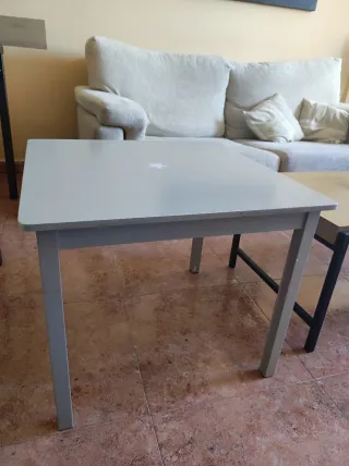 Mesa infantil cuadrada con estrella