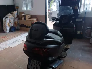 Suzuki Maxi Scooter Gris