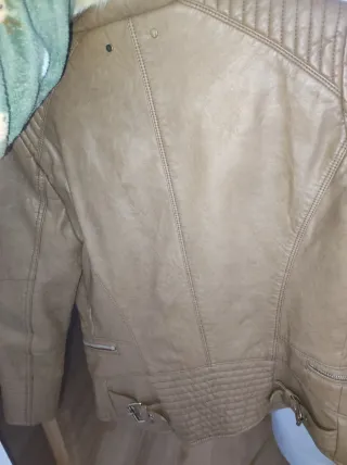 Cazadora efecto piel Bershka mujer