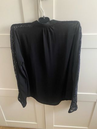 Camisa negra con encaje