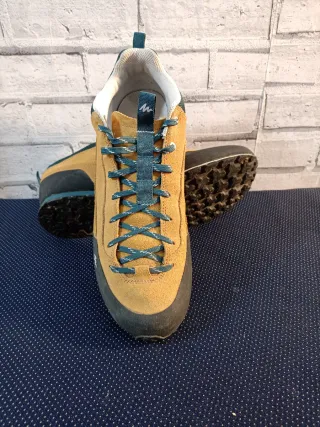 Zapatillas de montaña marrones y verdes