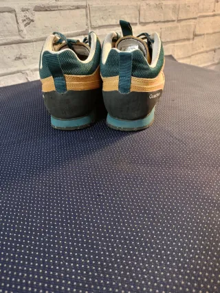 Zapatillas de montaña marrones y verdes