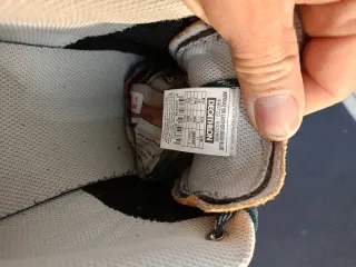 Zapatillas de montaña marrones y verdes