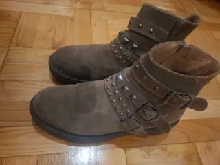 Botines Brownie con tachuelas