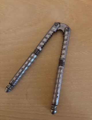 Vecchio schiaccianoci in metallo