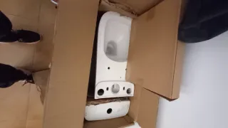 Inodoro de porcelana blanco sin usar