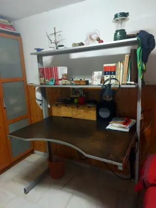 Mesa de estudio Ikea con estanterías