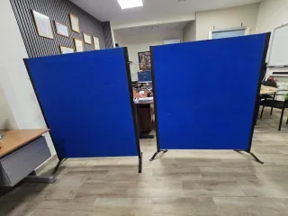 Separador de oficina azul y negro