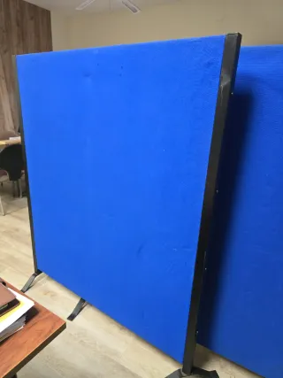 Separador de oficina azul y negro