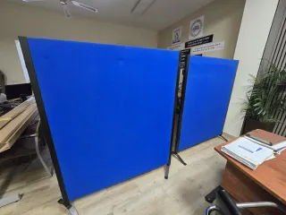 Separador de oficina azul y negro