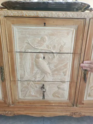 Aparador de madera con detalles tallados