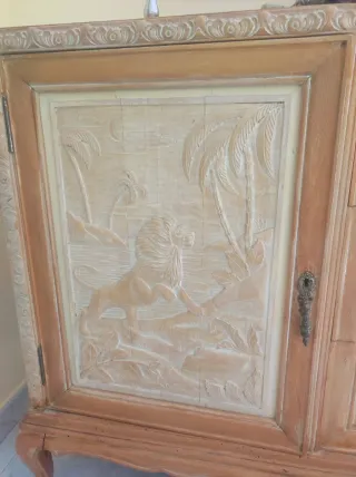 Aparador de madera con detalles tallados
