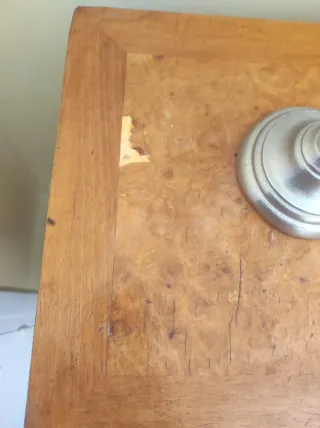 Aparador de madera con detalles tallados