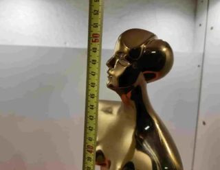 Escultura abstracta mujer bronce dorada