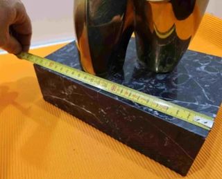 Escultura abstracta mujer bronce dorada