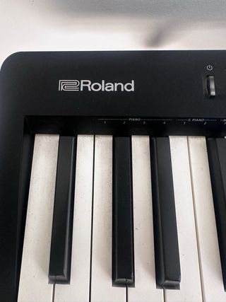 Piano Roland FP-10 con soporte y pedal