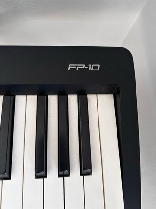 Piano Roland FP-10 con soporte y pedal