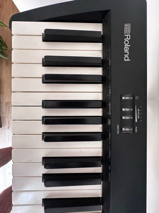 Piano Roland FP-10 con soporte y pedal