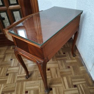 Mesilla de noche de madera con cristal a restaurar