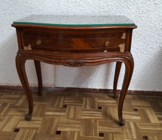 Mesilla de noche de madera con cristal a restaurar
