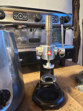 Molinillo manual  Illy  y prensador todo de la mar