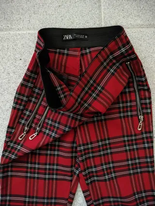 Pantalón, tipo leggins, con cuadros rojos mujer