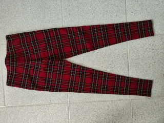 Pantalón, tipo leggins, con cuadros rojos mujer