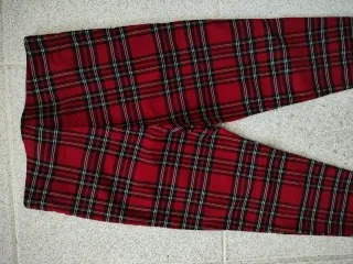 Pantalón, tipo leggins, con cuadros rojos mujer