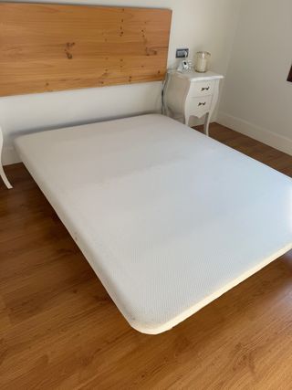 Base de cama de madera y tela