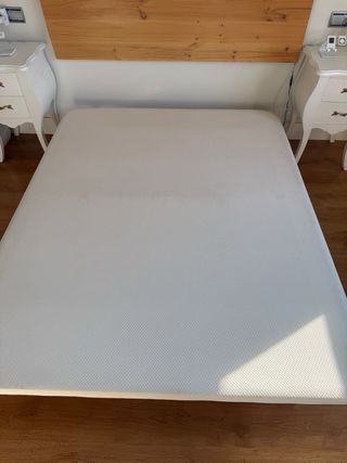 Base de cama de madera y tela