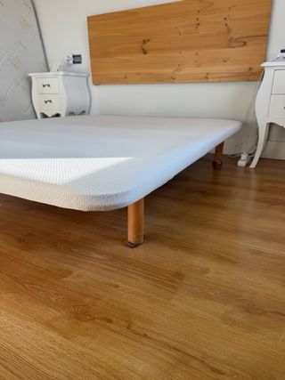 Base de cama de madera y tela