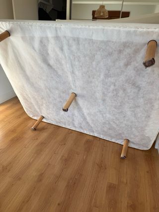 Base de cama de madera y tela