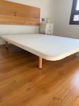 Base de cama de madera y tela