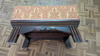 Descalzadora vintage de madera tapizada