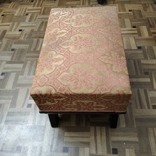 Descalzadora vintage de madera tapizada