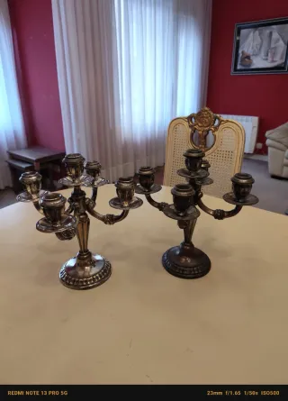 Pareja de candelabros antiguos de metal