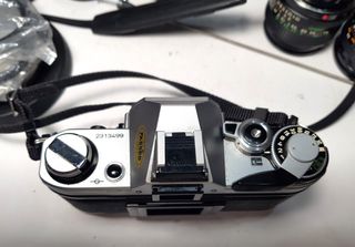 Canon AE-1 + Lente FD 50mm f/1.8 + Accesorios