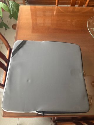 Cojín ergonómico negro y gris