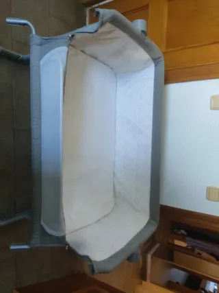 Minicuna bebé gris con perchas