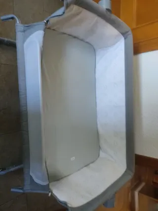 Minicuna bebé gris con perchas