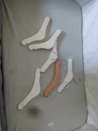 Minicuna bebé gris con perchas