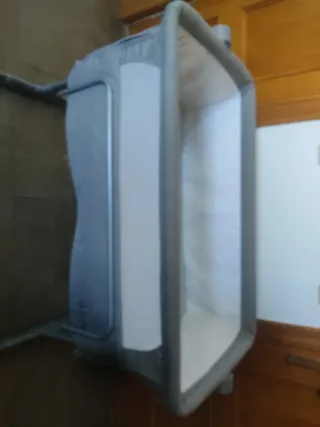 Minicuna bebé gris con perchas