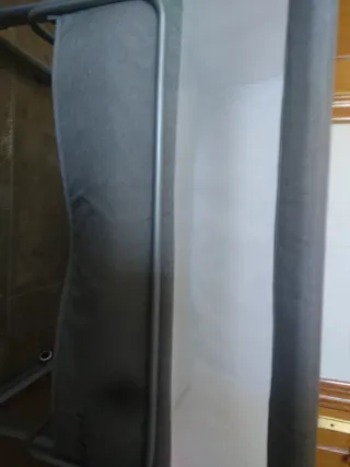 Minicuna bebé gris con perchas