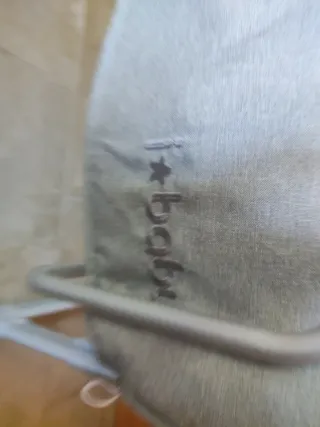 Minicuna bebé gris con perchas