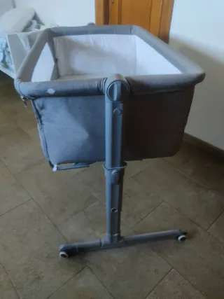 Minicuna bebé gris con perchas