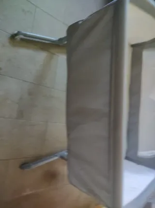 Minicuna bebé gris con perchas