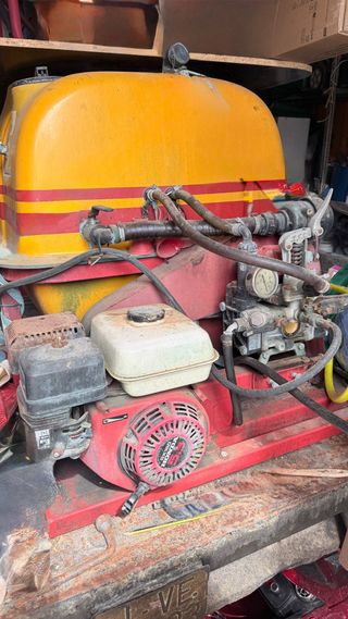 Tractor pequeño con cuba de curar