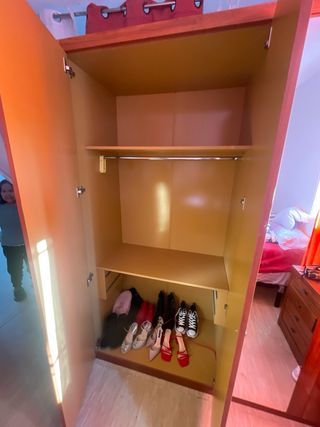 Armario de madera y tela