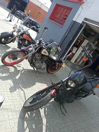 Harley-Davidson Cruiser Negra y Naranja